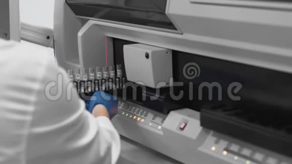 实验室工作人员在医疗器械中安装带有医疗样本试管的表格视频的预览图