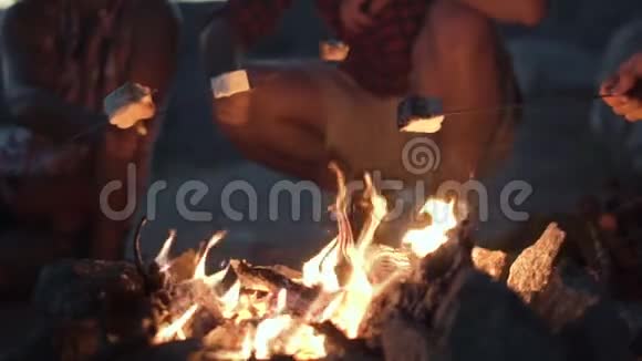 庄稼人用火烤棉花糖视频的预览图