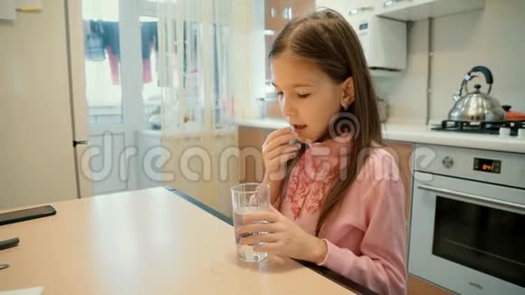 小女孩吃药喝水视频的预览图