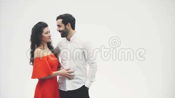 一对情人美女和她英俊的男朋友抱着心形气球接吻快乐快乐视频的预览图