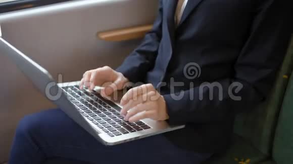 年轻漂亮的商务女士乘火车时在笔记本电脑上打字视频的预览图