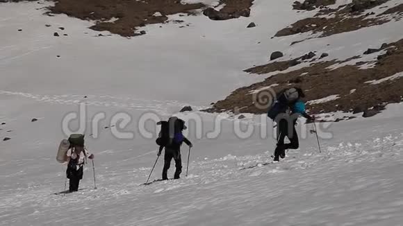 三个带背包的登山者视频的预览图