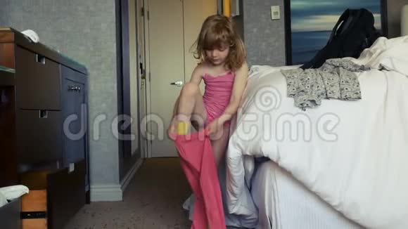 穿粉色裤子的小女孩视频的预览图