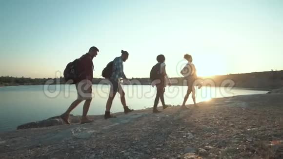 背包客在阳光下漫步海岸视频的预览图