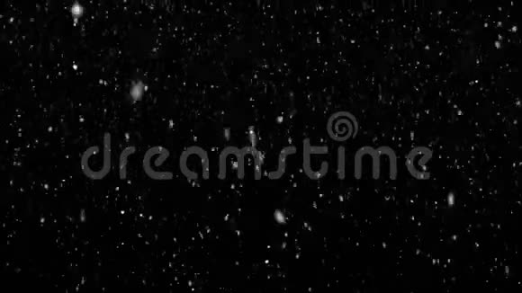 黑色背景下的闪电飞雪视频的预览图