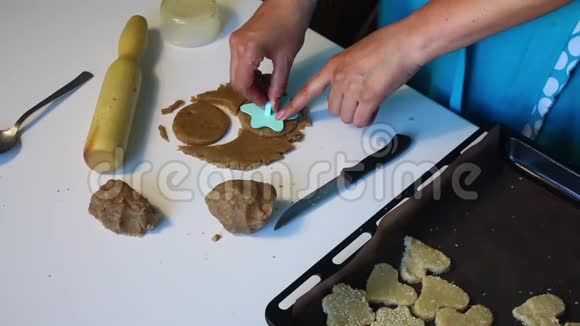 小饼干的准备一个戴着塑料邮票的女人在饼干上放了一个图案视频的预览图