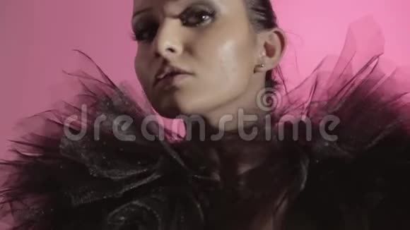 时尚肖像摄影广告拉丁女孩与LEDhulahoop视频的预览图