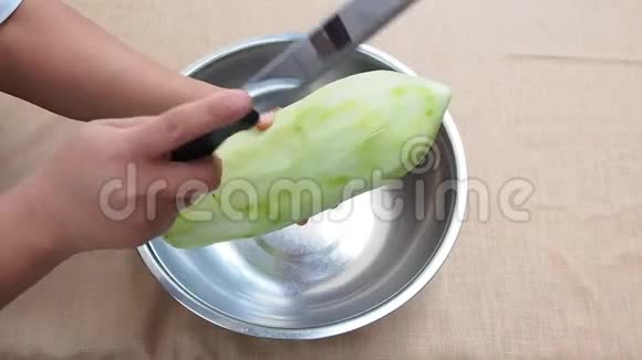 传统的青木瓜用刀切碎切碎视频的预览图