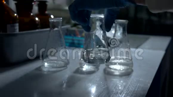 手和带液体的烧瓶视频的预览图