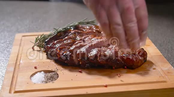 烹饪理念木制餐盘上烤好的牛肉侧排视频的预览图