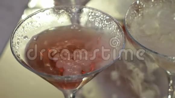 高脚杯带着浓郁的玫瑰酒视频的预览图