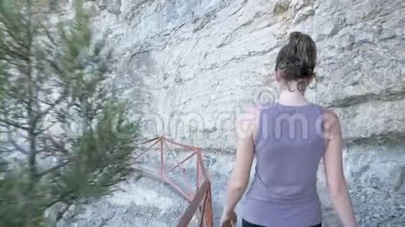 在石山小径上漫步的旅行者女性徒步旅行慢动作视频的预览图