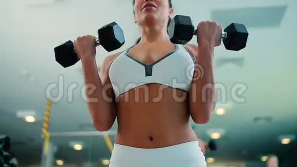 女人在用哑铃锻炼时说话视频的预览图