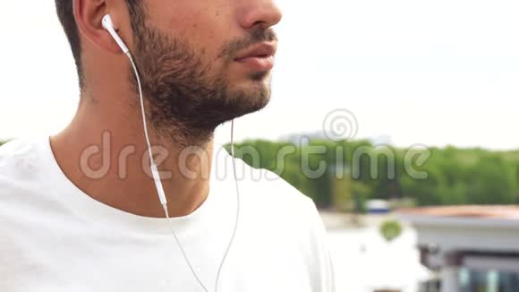 一个年轻人在耳机里发出更大的声音视频的预览图