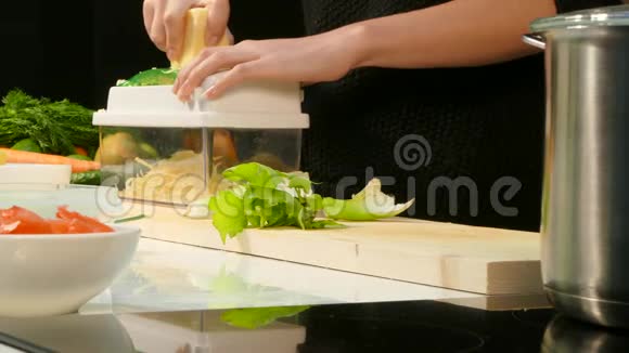 女人手切韭菜切碎奶酪视频的预览图