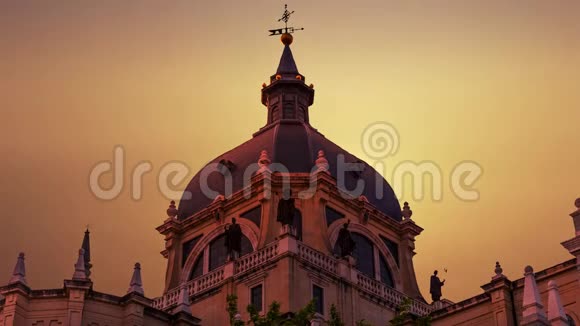马德里Almudena大教堂雄伟的圆顶西班牙视频的预览图