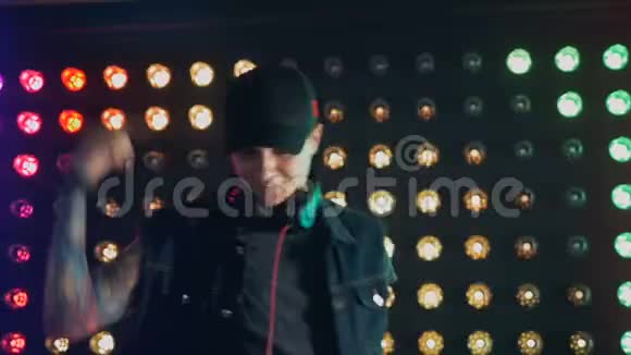 DJ在夜总会演奏音乐和跳舞视频的预览图