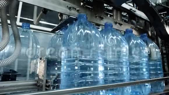 饮用水生产线塑料水瓶厂视频的预览图
