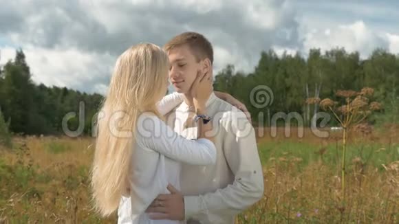 年轻的白人夫妇约会女孩轻轻地抚摸她的男朋友视频的预览图