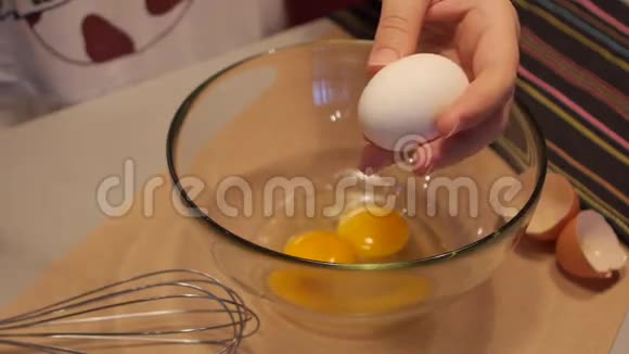把鸡蛋打碎成碗视频的预览图