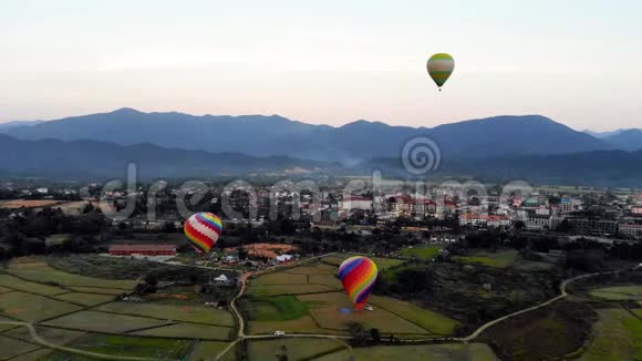 美丽的天空气球在越南视频的预览图