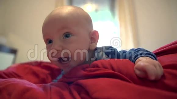 婴儿躺在红毯子上视频的预览图