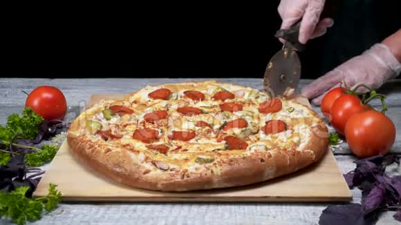 厨师用滚刀切披萨框架厨师手套切辊刀新烤披萨切块美味的披萨视频的预览图