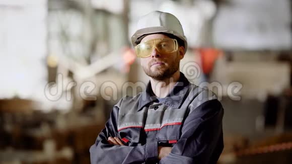在施工区域近距离观察穿制服戴防护安全帽和戴眼镜的工人视频的预览图