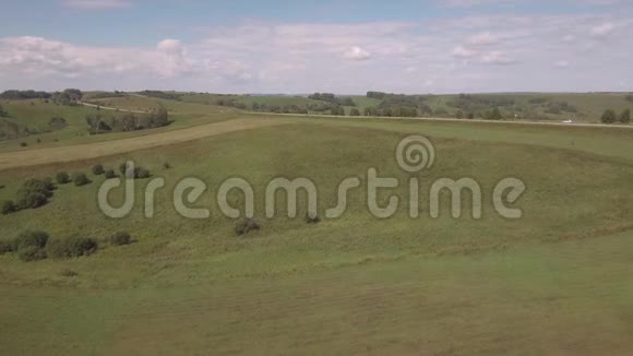空气视图收获后的农业田在收获季节和耕作季节干草在田间打包4K视频的预览图
