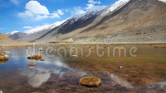 拉达克雪山和美丽湖泊阳光灿烂的白天景色视频的预览图