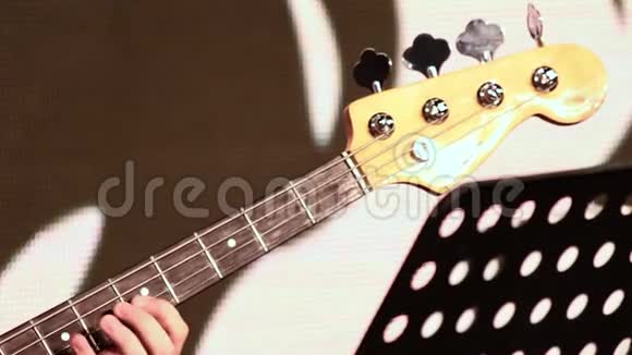 一只公手演奏低音电吉他特写镜头关于音乐主题的录像视频的预览图