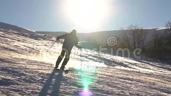 滑雪者从山上滑雪到下雪慢动作视频的预览图