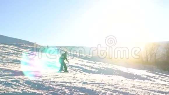 滑雪者从山上滑雪到下雪慢动作视频的预览图