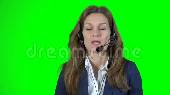 商务女性在呼叫中心工作带耳机和麦克风绿色视频的预览图