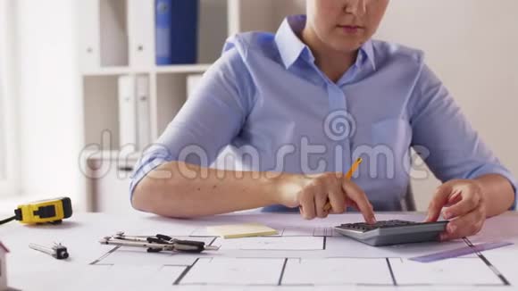 女建筑师在办公室里数计算器视频的预览图