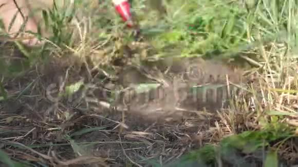 农民打扫草地农民除草锄草慢动作视频农业生活方式概念夏季花园视频的预览图