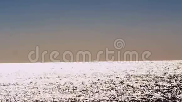 船在明亮的波光粼粼的海面上视频的预览图