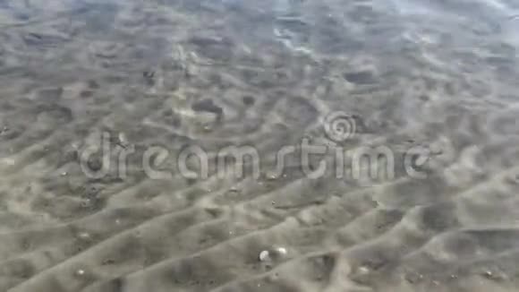 黑海海底靠近海岸海底有一波又一波的沙背景要抽象太阳光束要在海面上荡漾视频的预览图