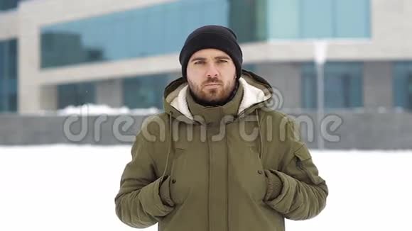 冬天城市里悲伤的年轻人视频的预览图