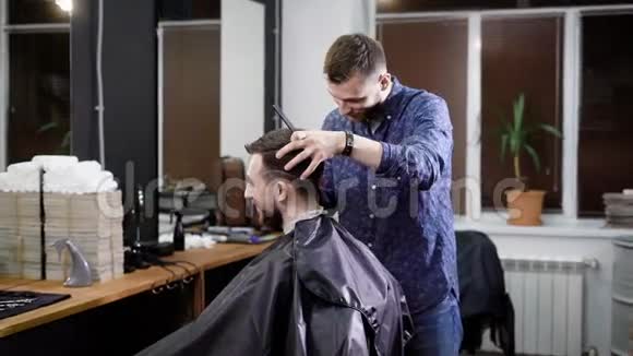 一个理发店的访客想在理发店做一个时髦的发型一个成年人希望发型是视频的预览图