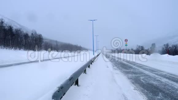 大雪期间路面滑滑视频的预览图