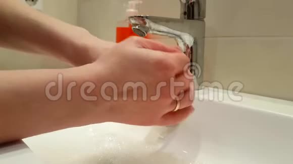 女人用消毒的方法洗手视频的预览图