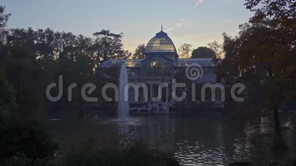 在西班牙马德里的Retiro公园水晶宫或PalaciodeCristal的日落景色视频的预览图