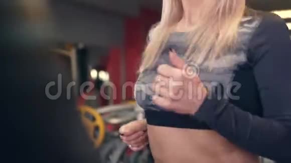 漂亮运动的女人正在健身房锻炼视频的预览图