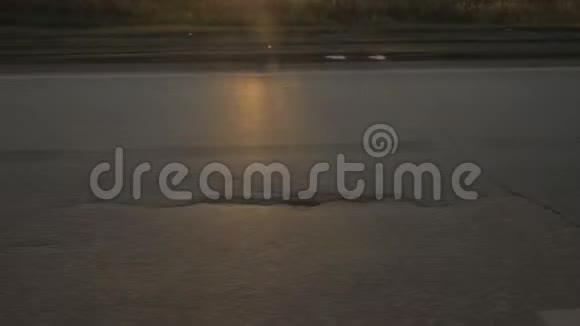 从高速公路上的车窗驾驶汽车可以看到傍晚日落的美丽景色视频的预览图