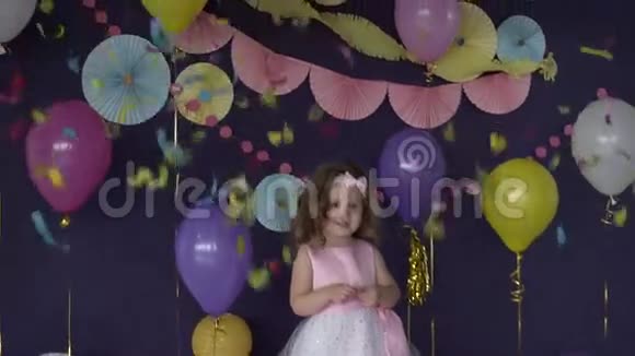 可爱的小宝贝女孩在她的生日聚会上有一个骄傲的纸屑和装饰品视频的预览图