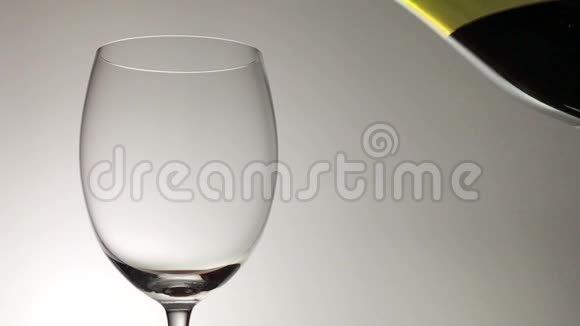 红酒被倒入玻璃中视频的预览图