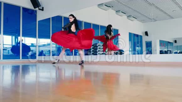 红唇女子在镜子前的健身房跳探戈视频的预览图