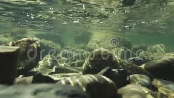 落基底和阳光在水下缓慢运动视频的预览图