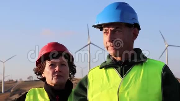男女工人团队风力涡轮机视频的预览图